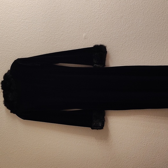 Chic Black Velvet Maxi Coat with Faux Fur Trim HMBC - Picture 3 of 16